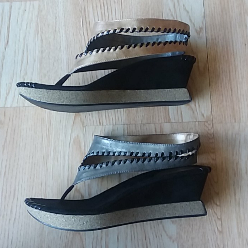 NWOT Modzori reversible sandals